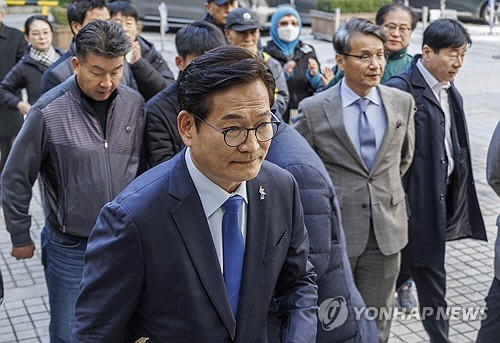 더불어민주당 전당대회 돈봉투 의혹에 개입한 혐의를 받는 소나무당 송영길 대표가 6일 서울 서초구 서울중앙지법에서 열린 1심 결심 공판에 출석하고 있다.   [연합뉴스]